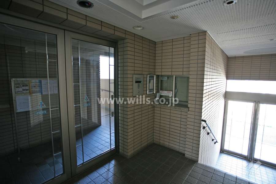 エントランスはオートロック付きです。