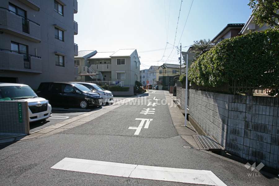 敷地西側の前面道路（北側から）