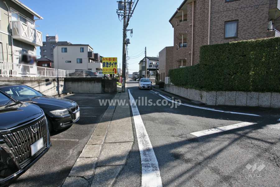 敷地北西側の前面道路(南西側から)