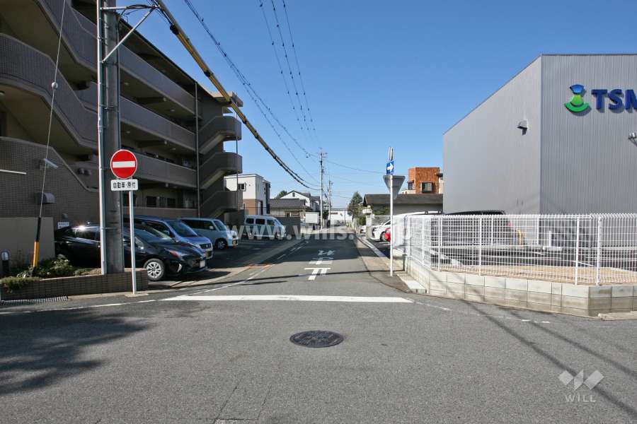 敷地北側の前面道路(東側から)
