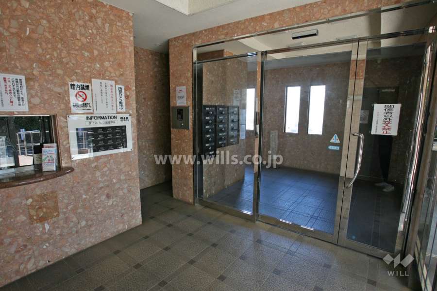 エントランスはオートロック付きです。