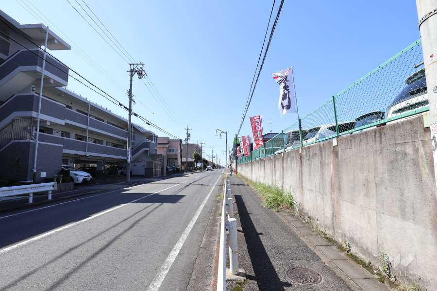敷地北側の前面道路（東側から）