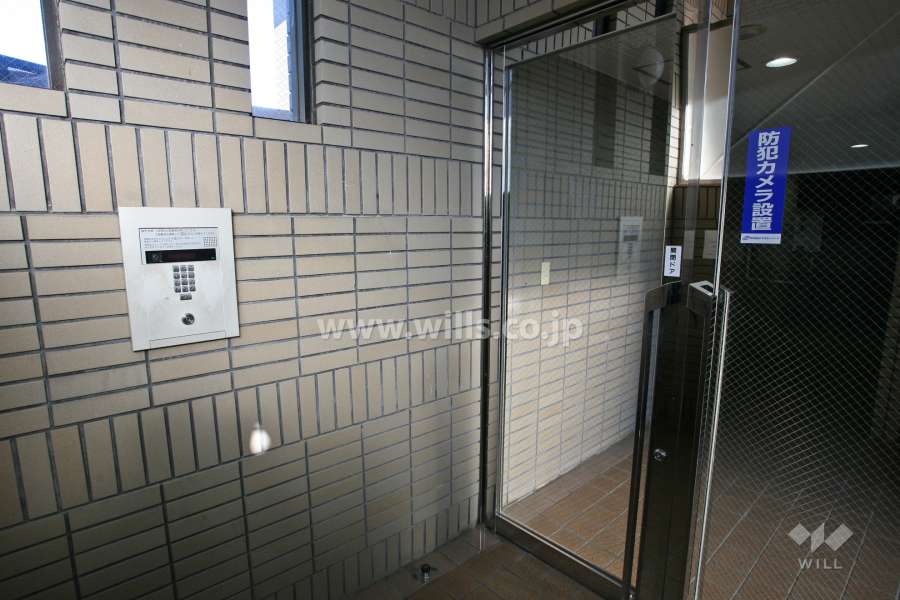 エントランスはオートロック付きです。