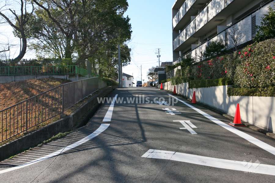 敷地南側の前面道路（東側から）