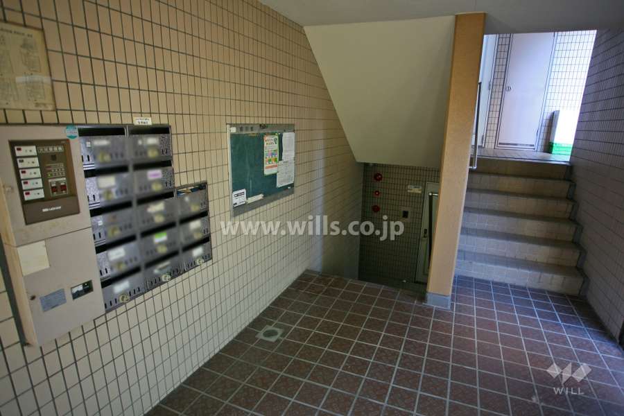 共用ポストと階段