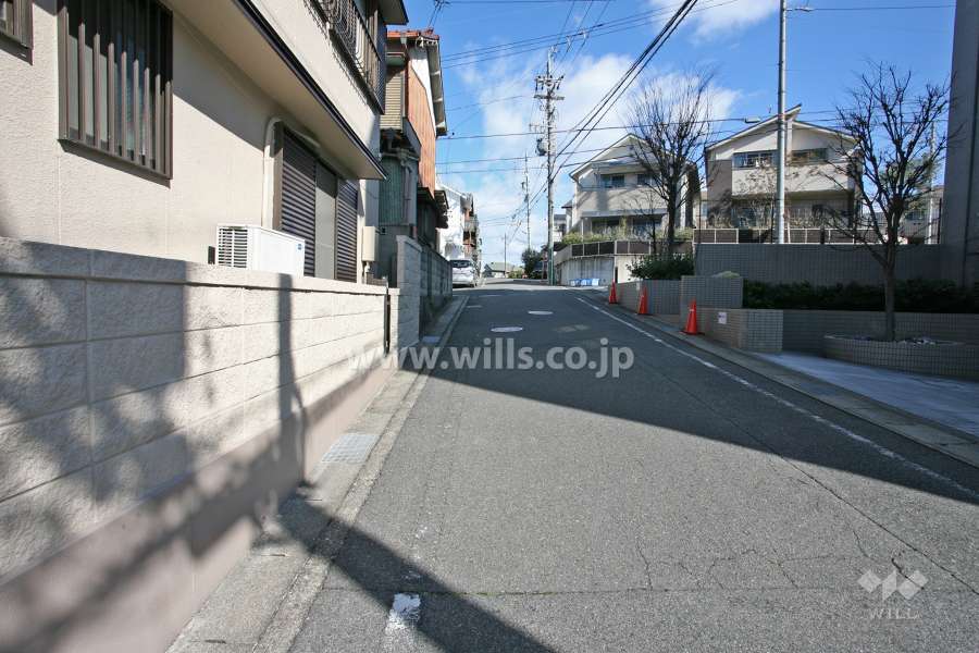 敷地西側の前面道路