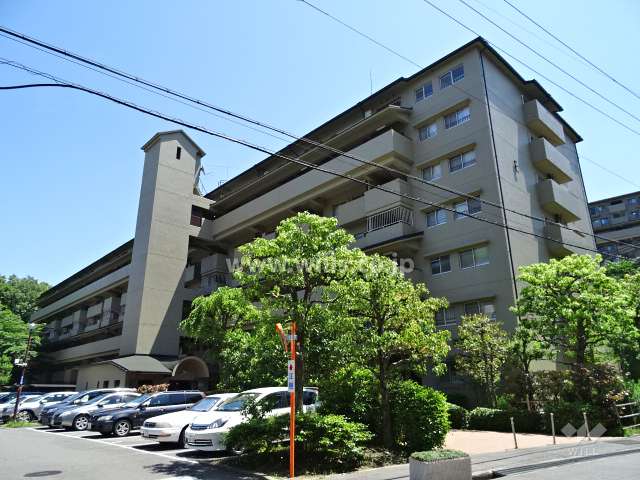 メゾン千里丘2番街Ｅ棟の外観(北西から）