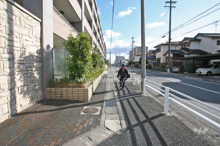 敷地南側の前面道路