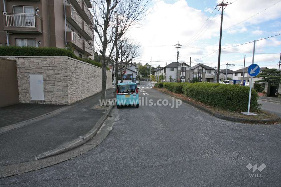 敷地西側の前面道路