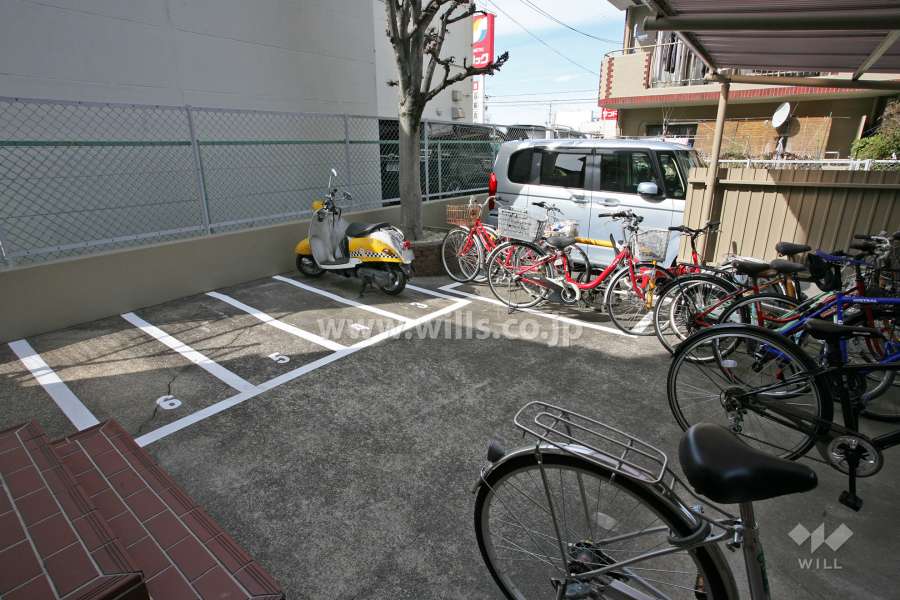 駐輪場とバイク置き場