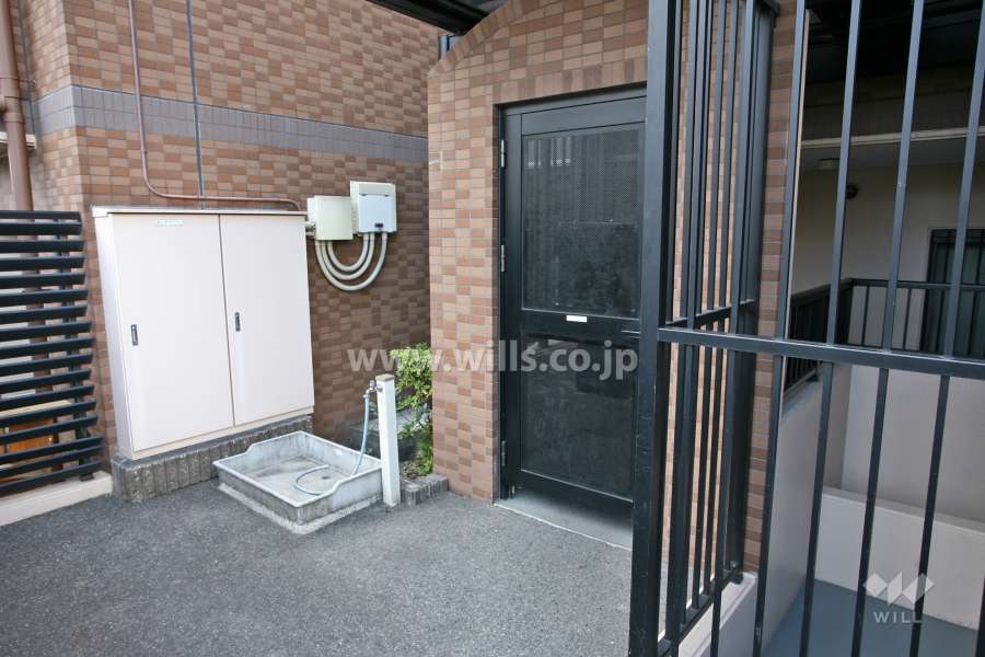 北側の通路と洗い場