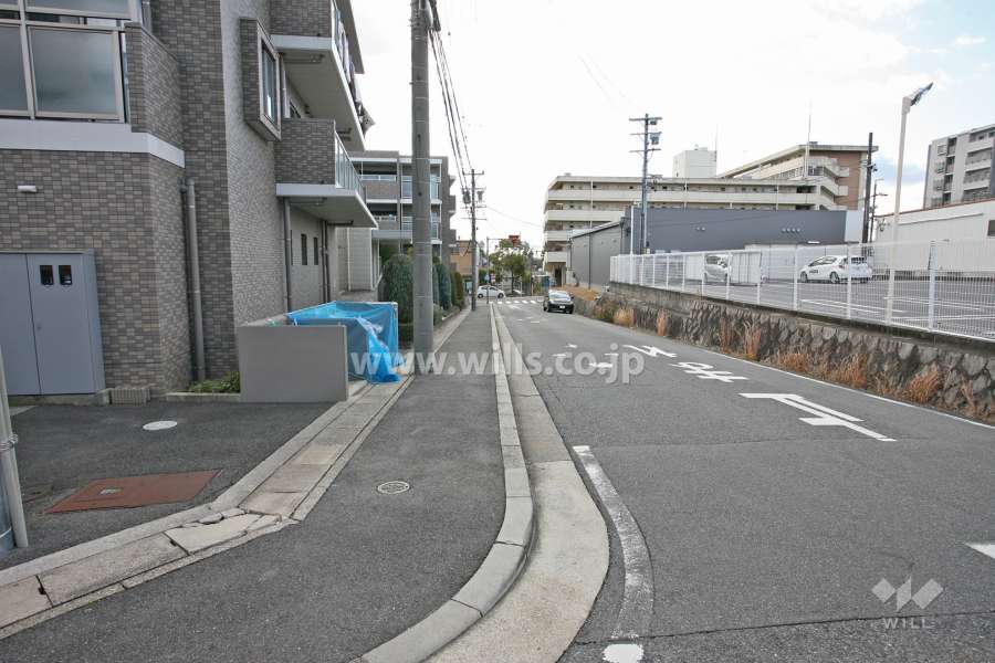敷地西側の前面道路