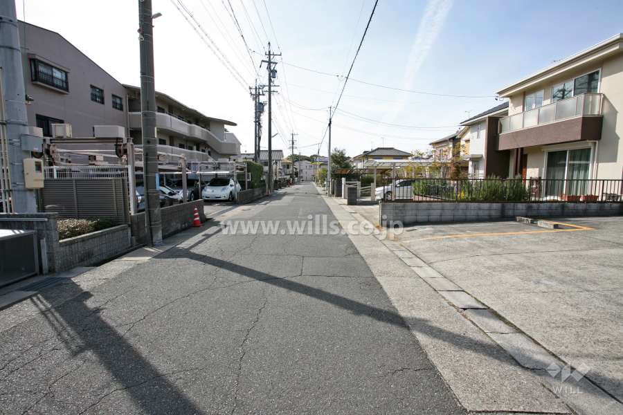 敷地北側の前面道路（東側から）