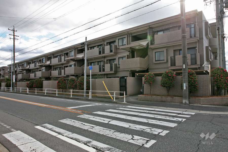 ライオンズヴィアーレ鹿山B棟の外観(北西側から)