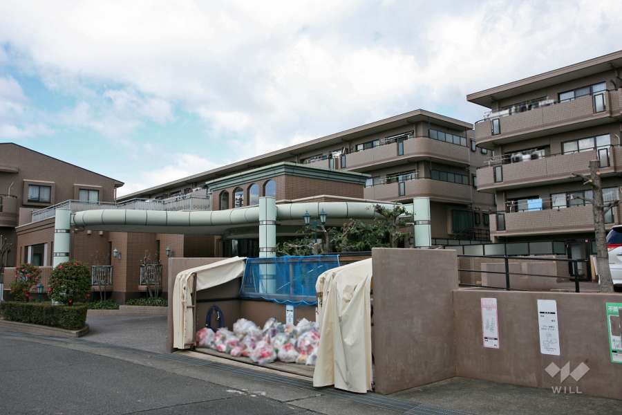 ライオンズヴィアーレ鹿山B棟の外観(南東側から)