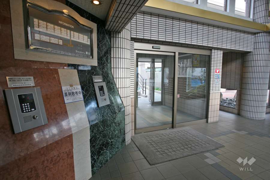 ライエントランスはオートロック付きです。