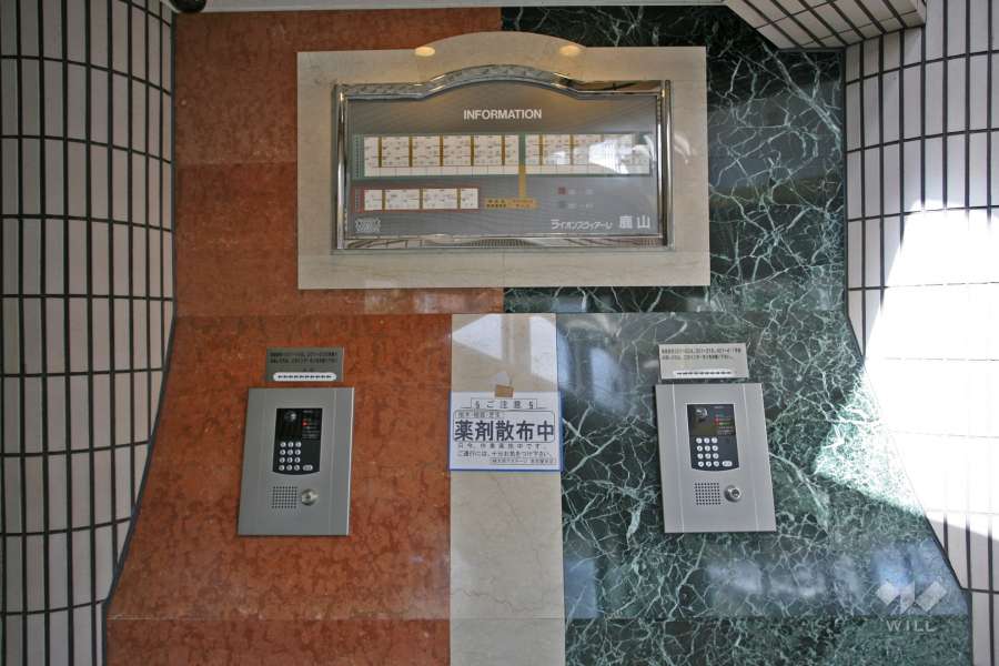 オートロックと案内板