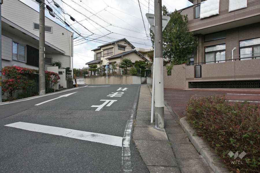 敷地西側の前面道路