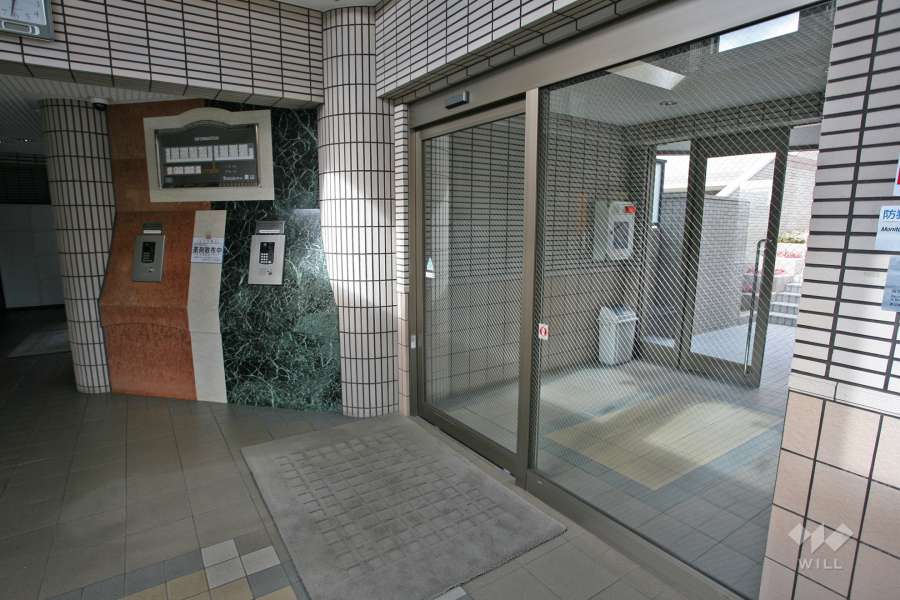 エントランスはオートロック付きです。