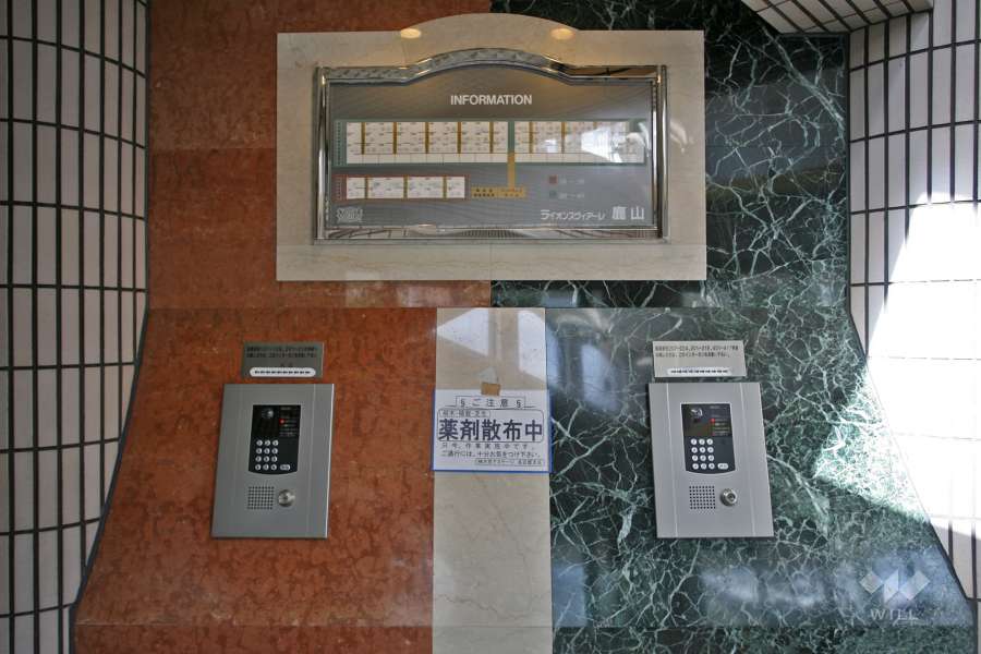 オートロックと案内板