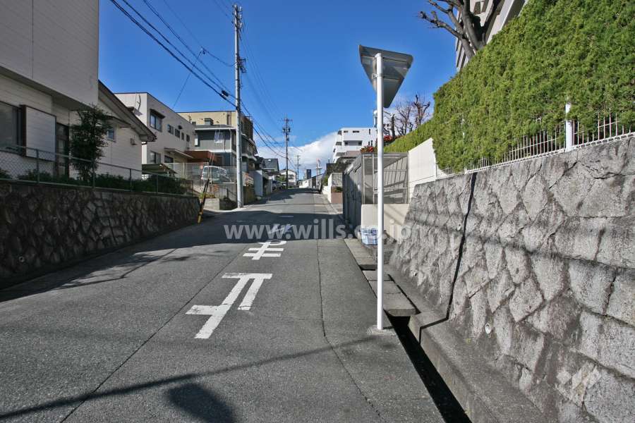 敷地南側の前面道路(東側から)