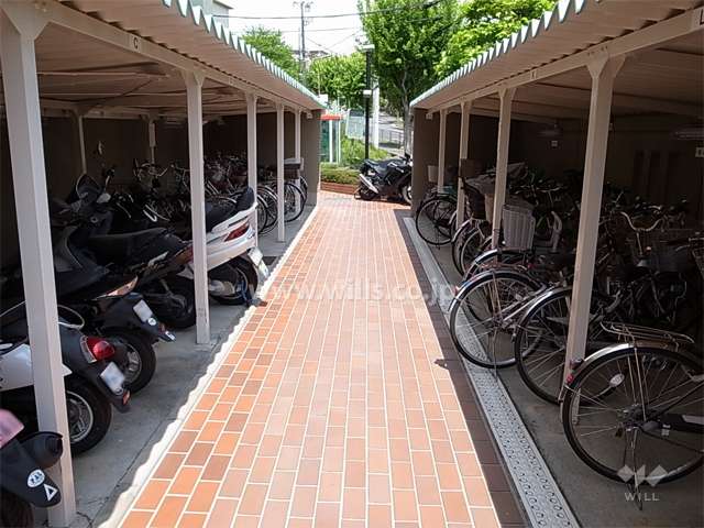 駐輪場とバイク置き場