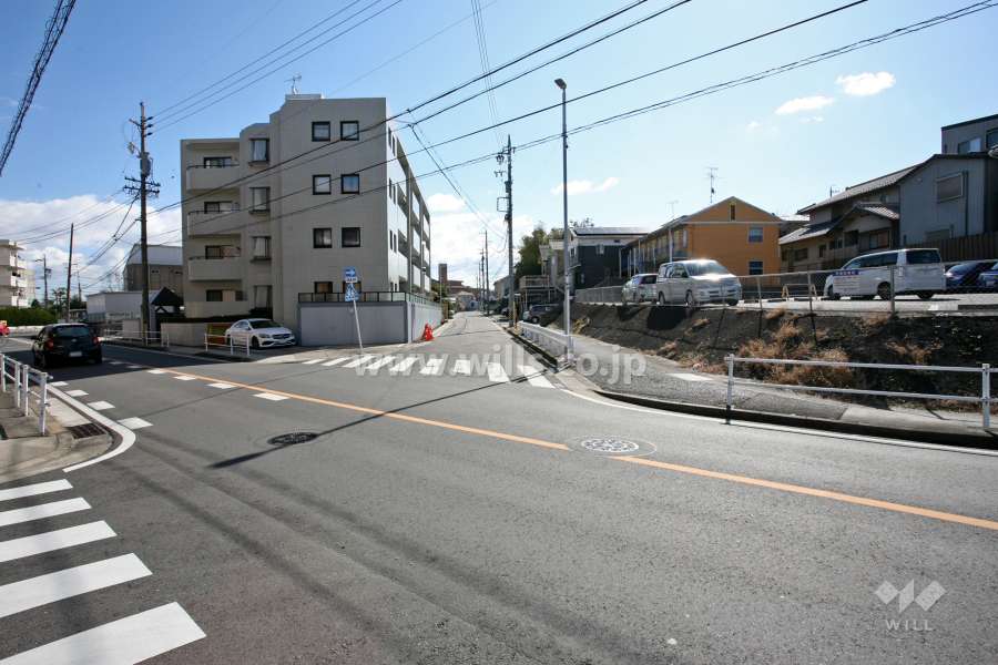 敷地南西側の前面道路（北西側から）