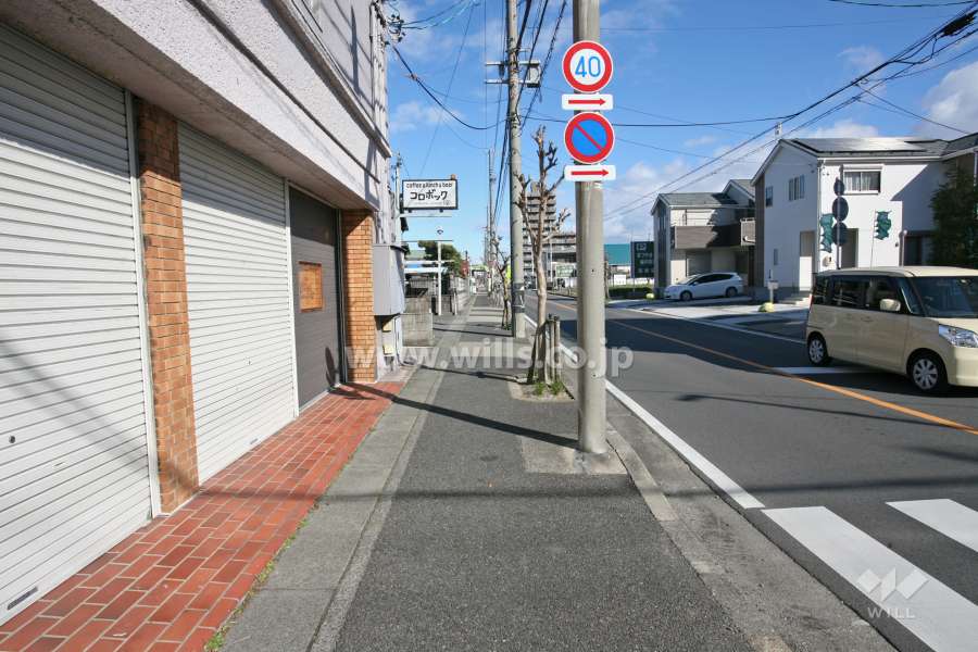 敷地東側の前面道路（南側から）