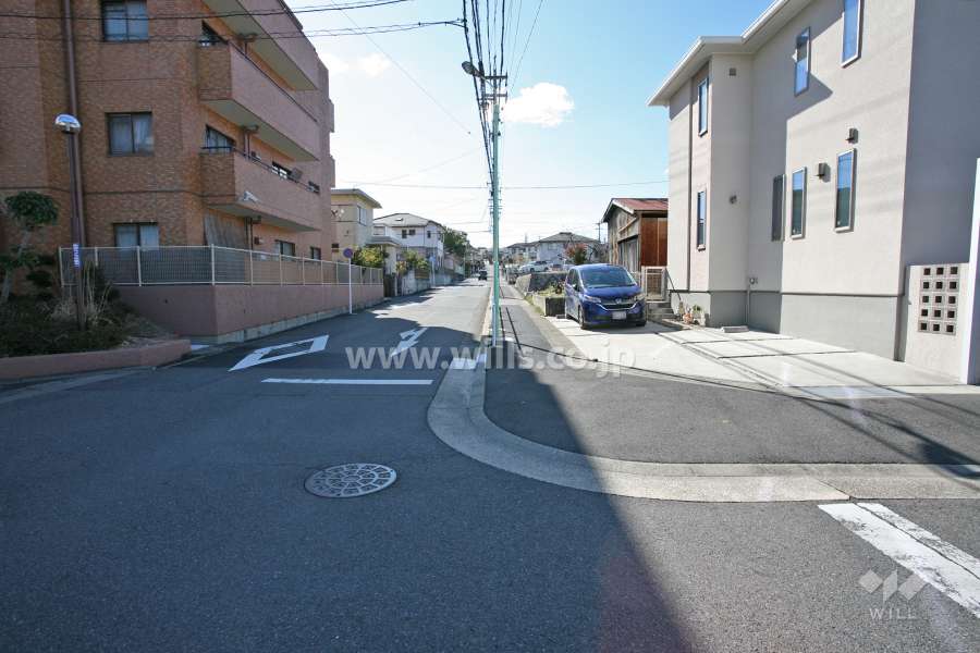 敷地西側の前面道路