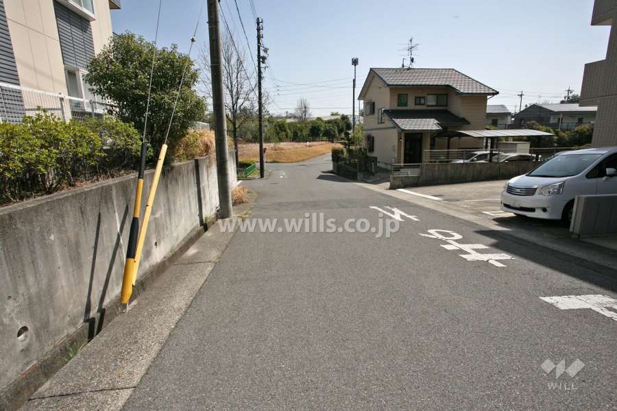 敷地北東側の前面道路(北西側から)