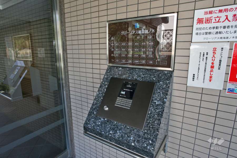 オートロックと案内板