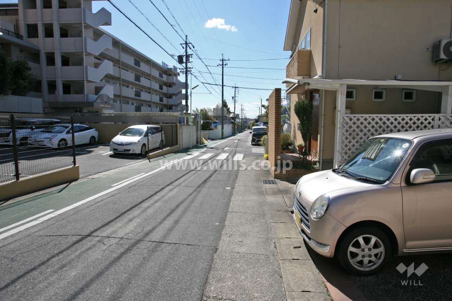 敷地北西側の前面道路(北東側から)