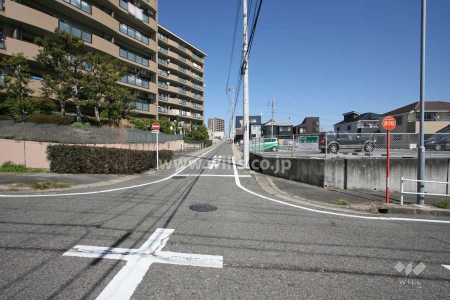 敷地南東側の前面道路(南西側から)