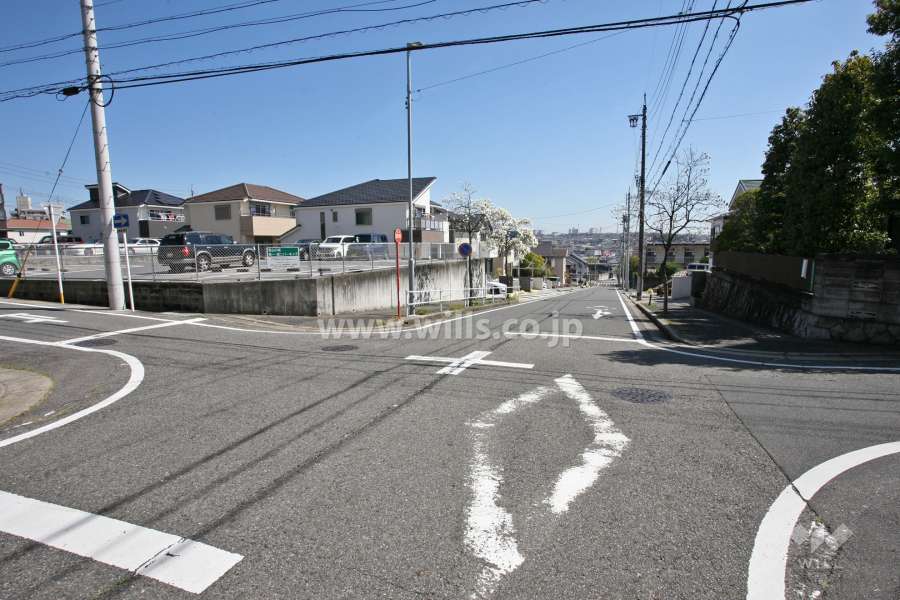 敷地南西側の前面道路(北西側から)