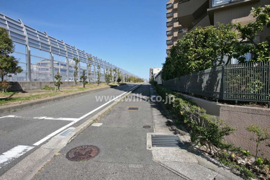 敷地北西側は高速道路に面しています。