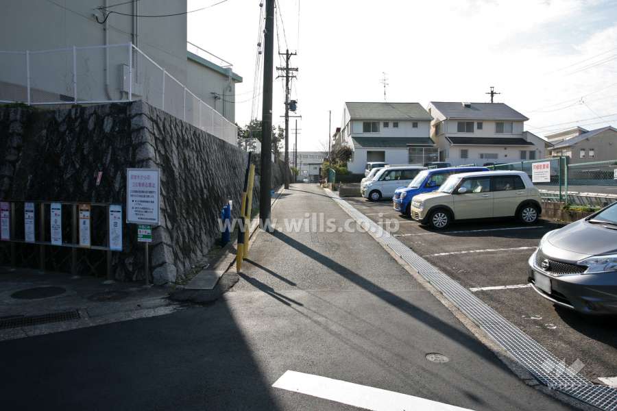 敷地西側の前面道路(北側から)