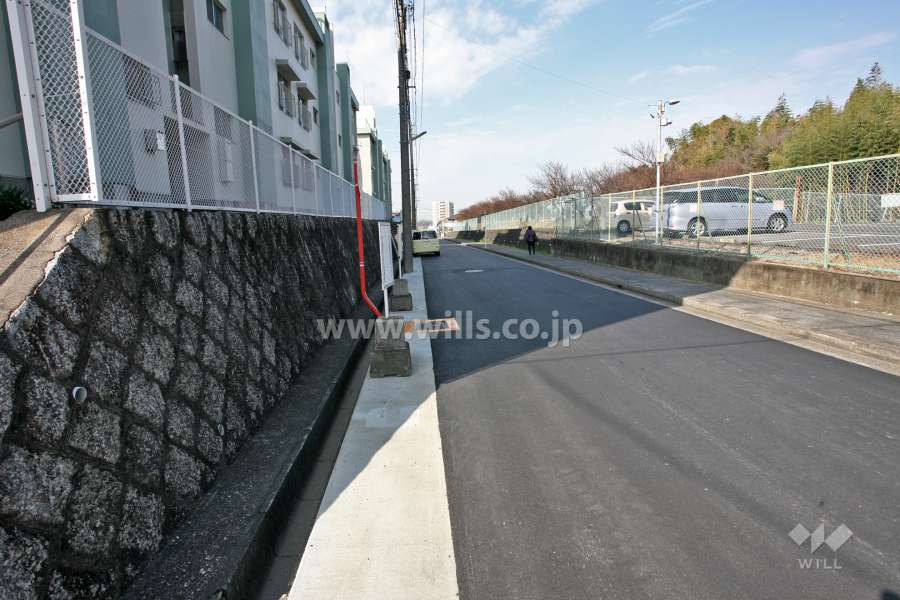 敷地北側の前面道路(東側から)(東側から)