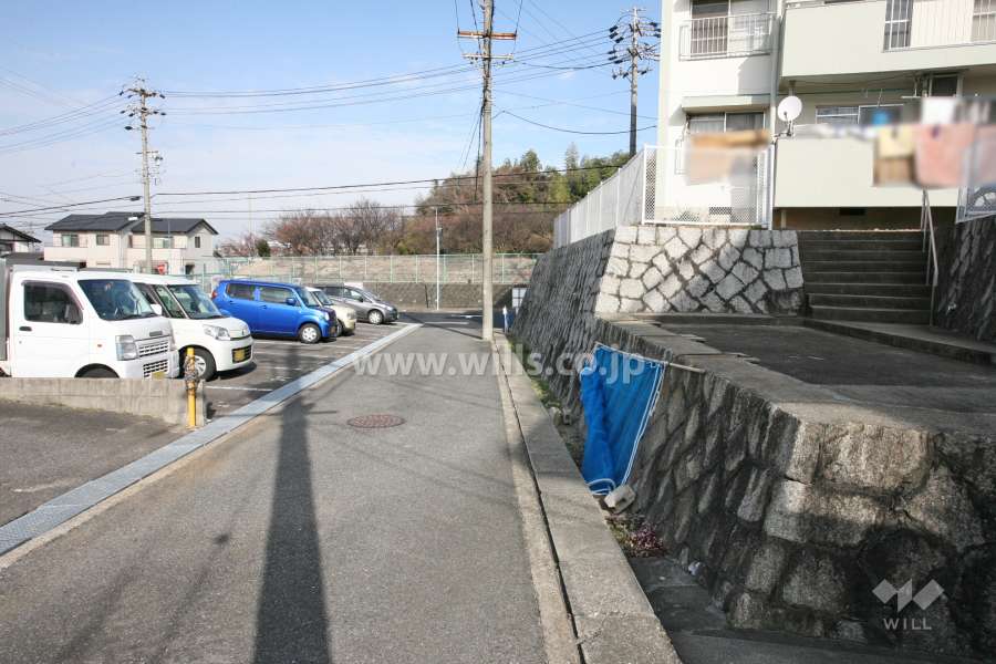 敷地西側の前面道路(南側から)