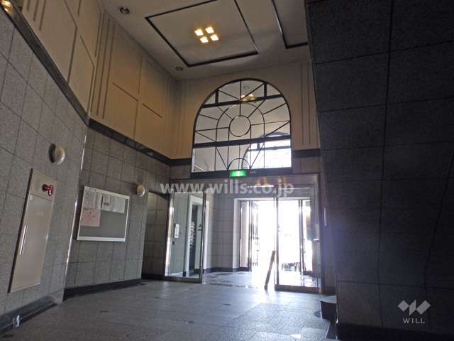 エントランスホールは二層吹き抜け