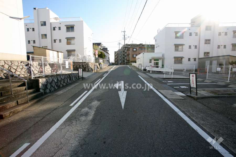 敷地東側の前面道路（北側から）