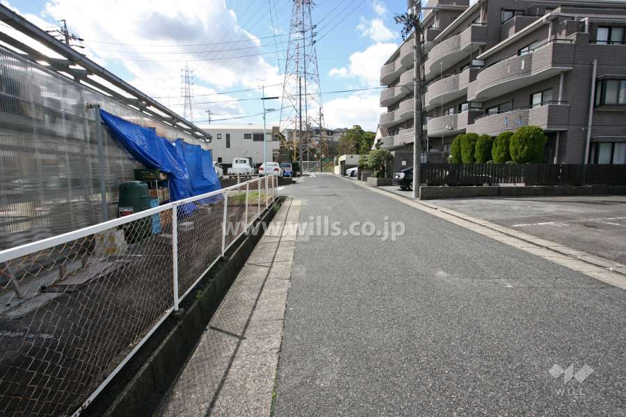 敷地南側の前面道路（東側から）