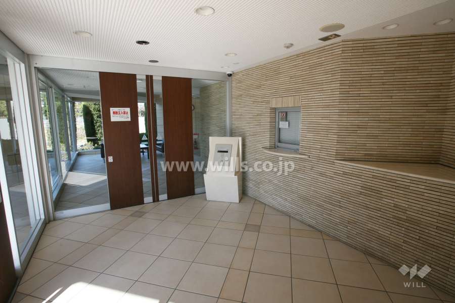 エントランスはオートロック付きです。