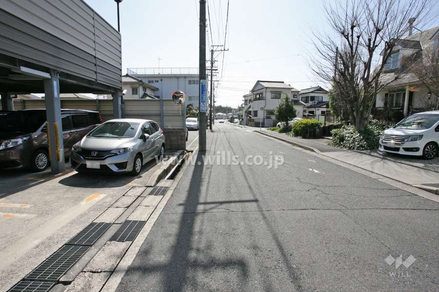 敷地西側の前面道路
