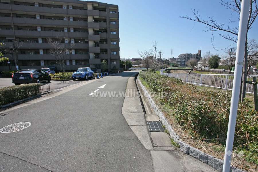 敷地西側の前面道路
