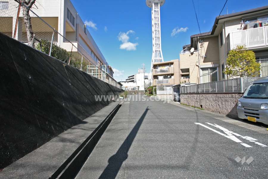 敷地南西側の前面道路(南東側から)