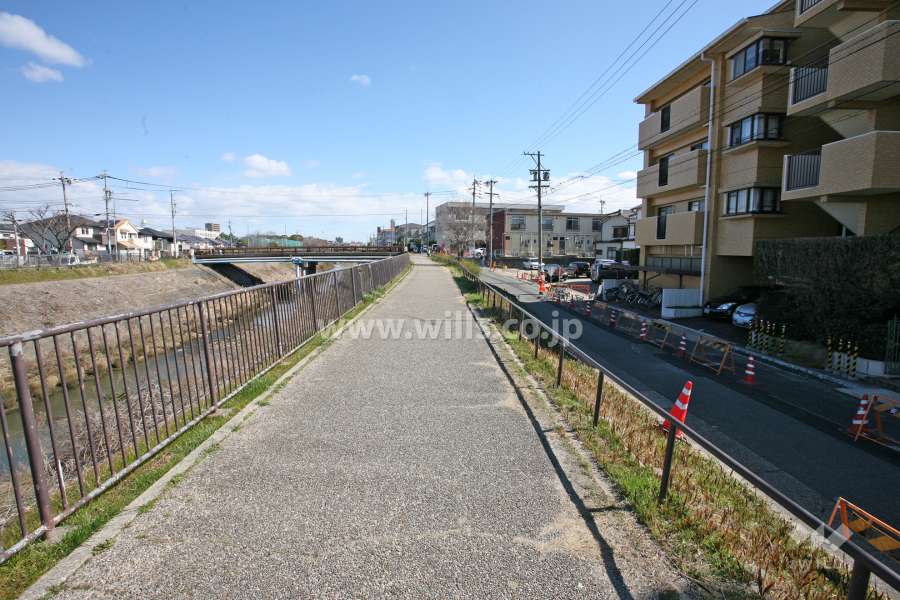 敷地北側の前面道路