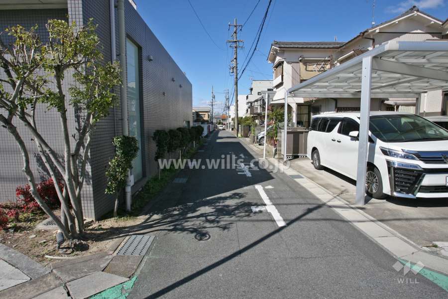 敷地北側の前面道路(東側から)