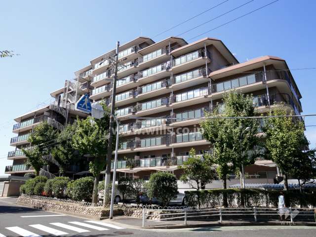 ローレルハイツ千里4号棟の外観（北東側から）