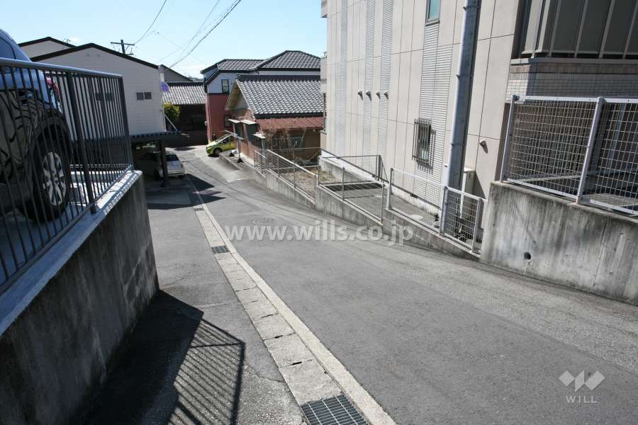 敷地西側の前面道路(北側から)