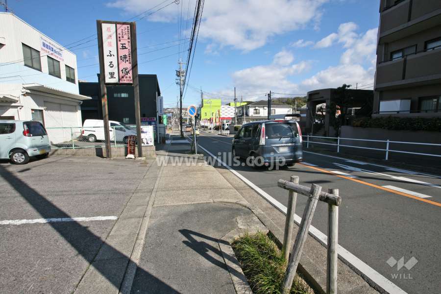 敷地西側の前面道路（南側から）